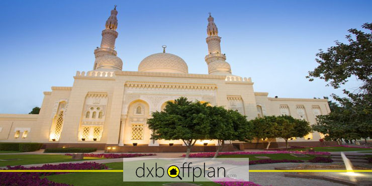 Praying at Jumeirah Mosque