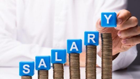 What is the monthly salary of a worker in the UAE