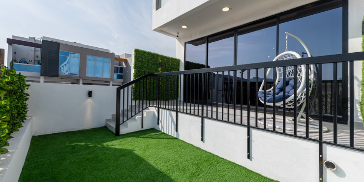 OAK Townhouses landscaped garden with natural elements and stylish outdoor seating.