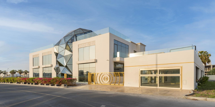 Own a Spectacular 8BR Luxury Villa in Pearl Jumeirah