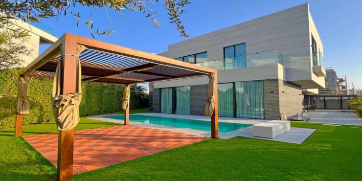Modern 6-Bedroom Villa with Gulf Views – Architectural Masterpiece