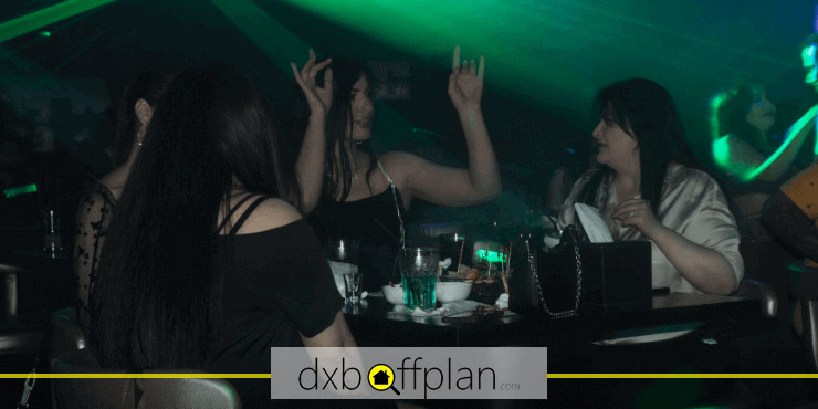 پوشش زنان در کلاب های شبانه امارات